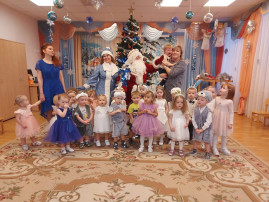 Новогодний утренник в первой младшей группе Новогодний утренник в первой младшей группе.