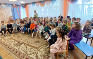 Встреча детей с сотрудницей Библиотечно-информационного центра Встреча детей с сотрудницей Библиотечно-информационного центра.